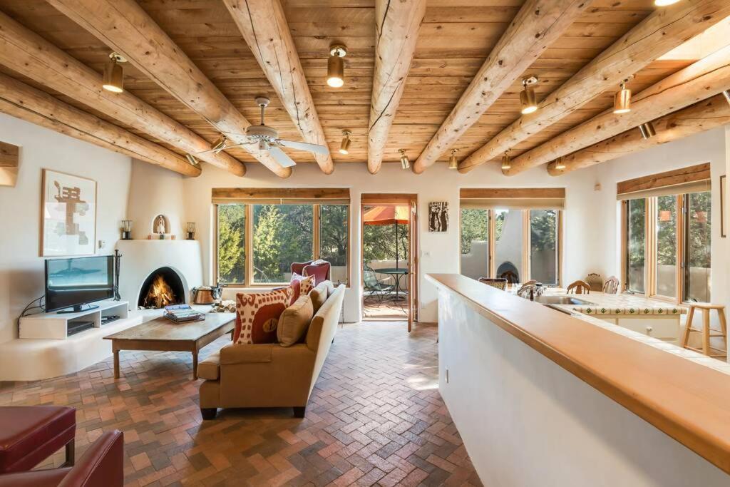 Foothills Retreat- Patios, Rooftop Deck, Quiet, 2br Holiday home