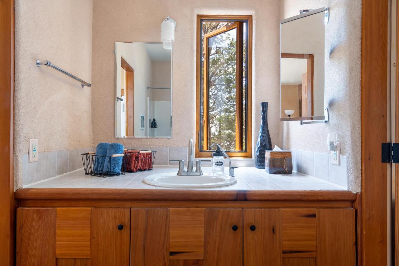 Ridgetop Retreat With 2 Hot Tubs And Views Holiday home
