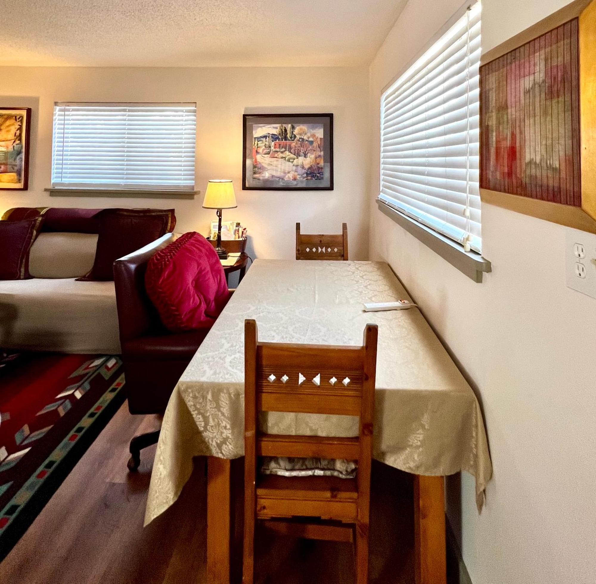 Downtown Historic East-side Coyote House 2b 2ba Holiday home