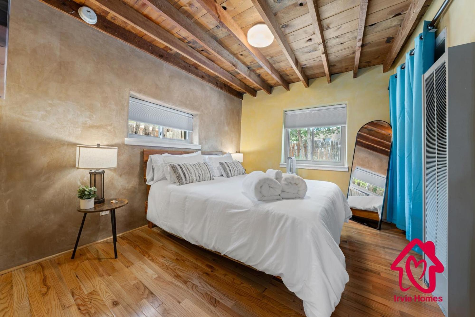 Holiday home Charming Adobe Revival- An Irvie