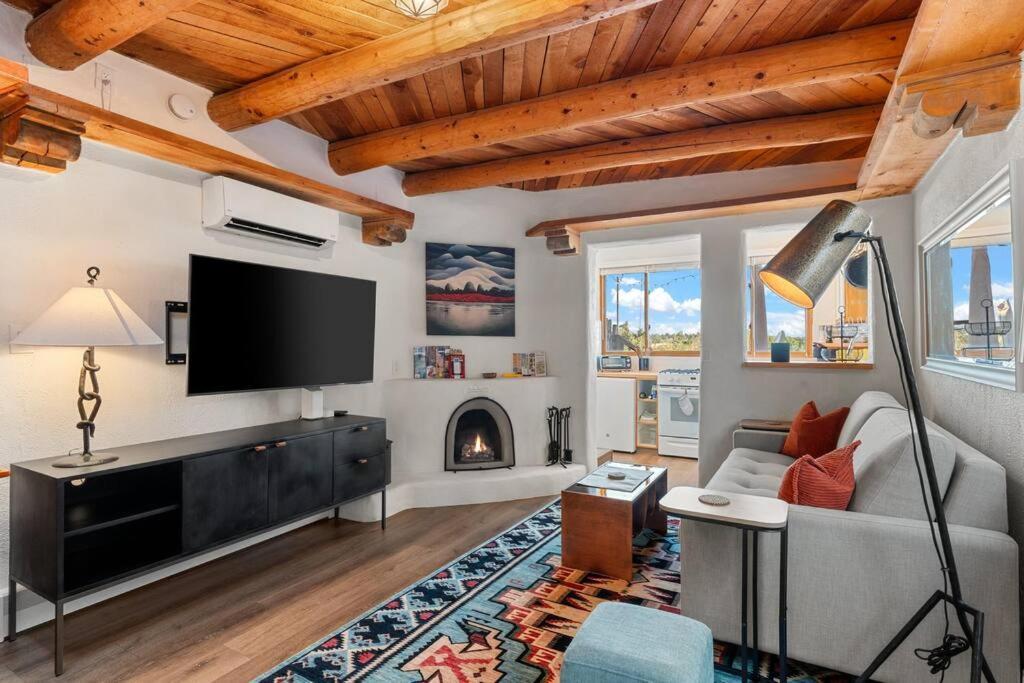 Apartment Scenic Downtown Escape