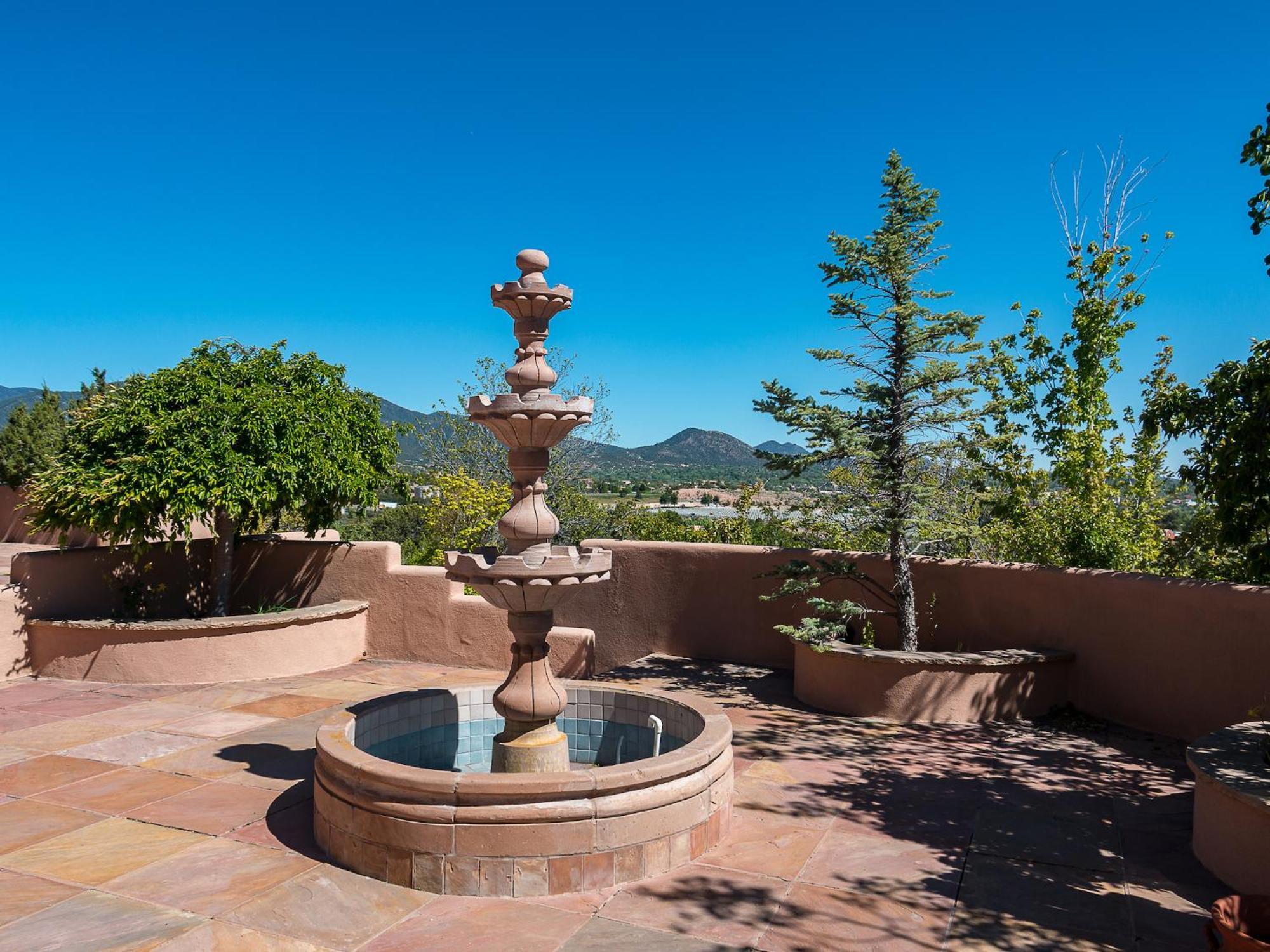 Dorthia Garden Retreat & Views Holiday home