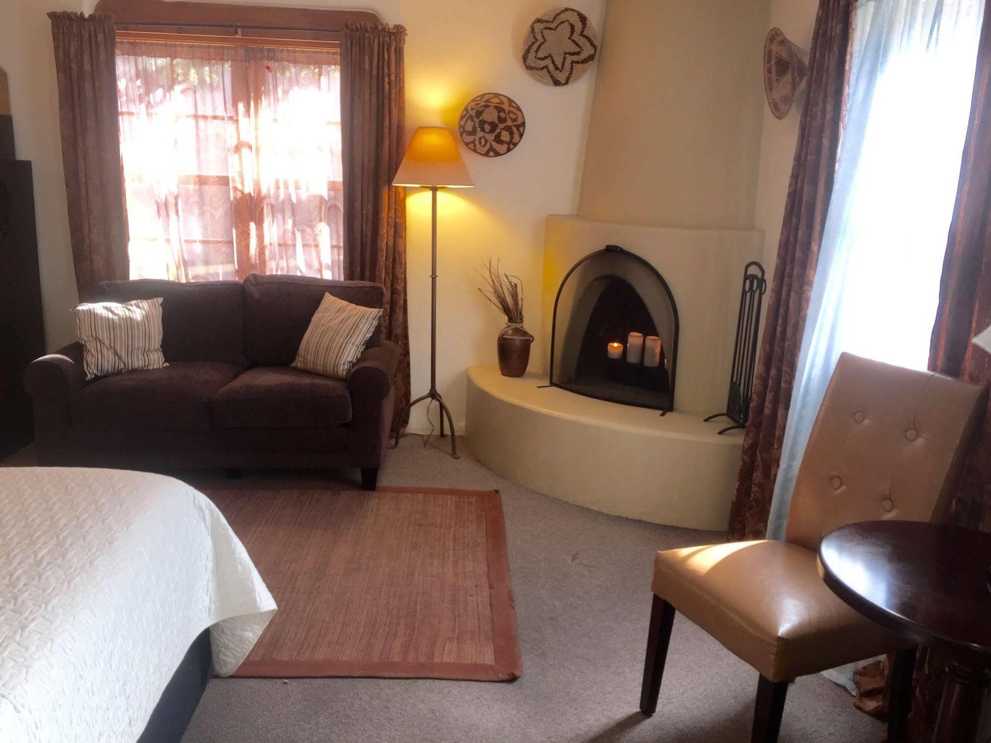 Casa De Tres Lunas/house Of Three Moons Inn Santa Fe