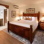 Pinon Court By La Fonda