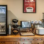Econo Lodge Inn & Suites