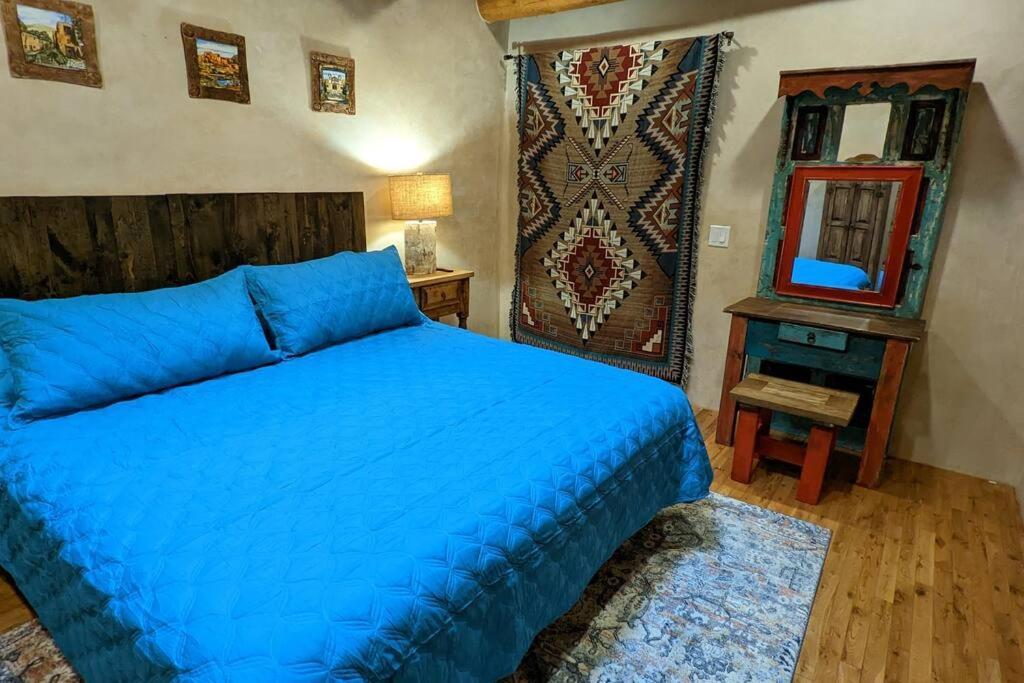 Oasis: Cozy Retreat With Hot Tub Near Town Square Apartment *