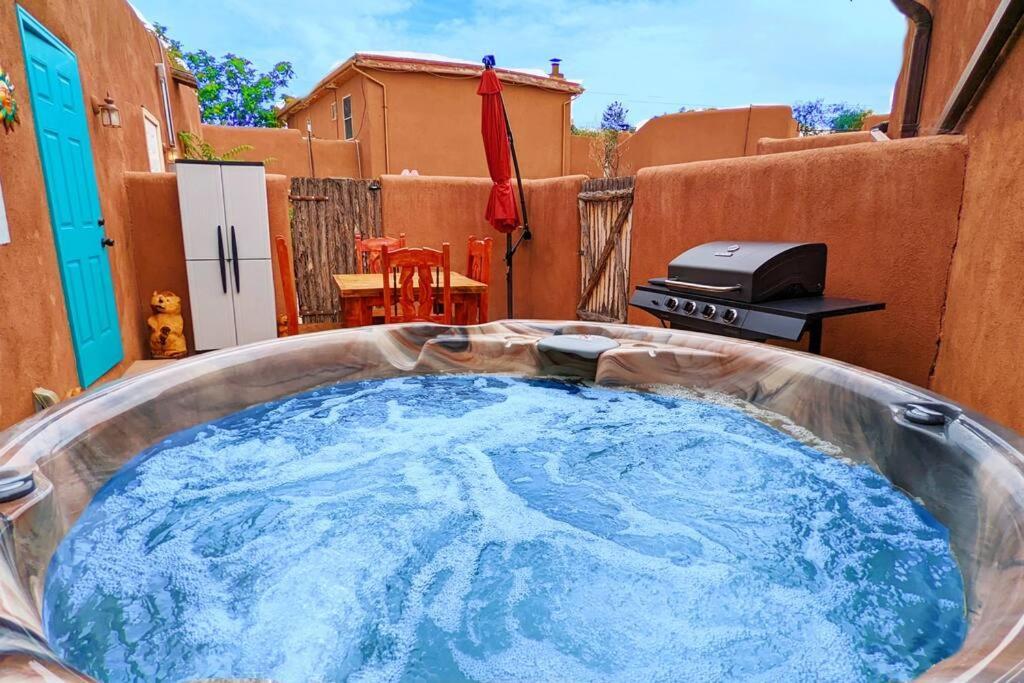 Oasis: Cozy Retreat With Hot Tub Near Town Square Apartment *