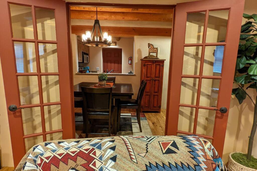 Oasis: Cozy Retreat With Hot Tub Near Town Square Apartment *