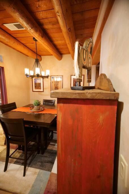 Oasis: Cozy Retreat With Hot Tub Near Town Square Santa Fe