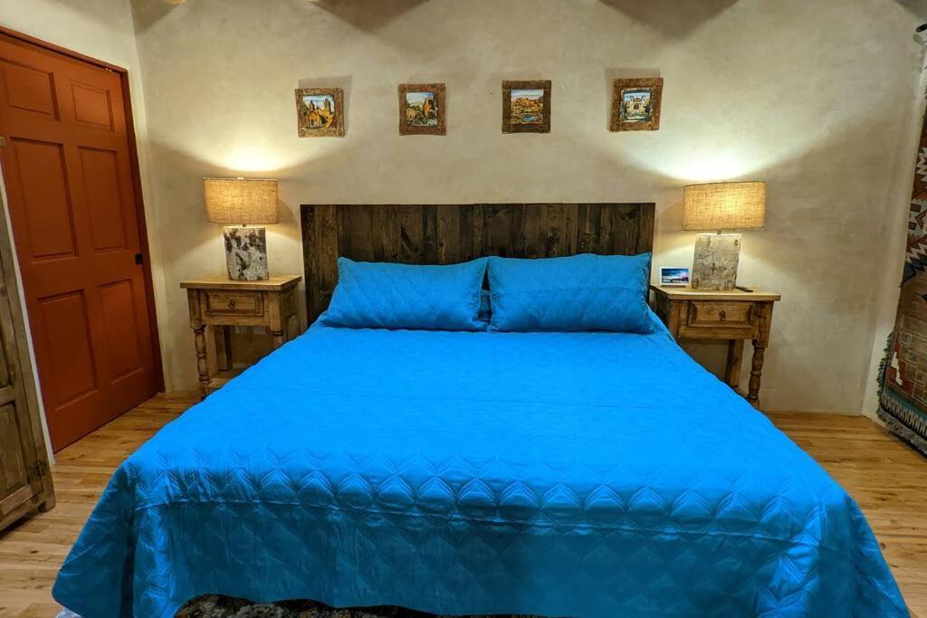 Oasis: Cozy Retreat With Hot Tub Near Town Square Apartment
