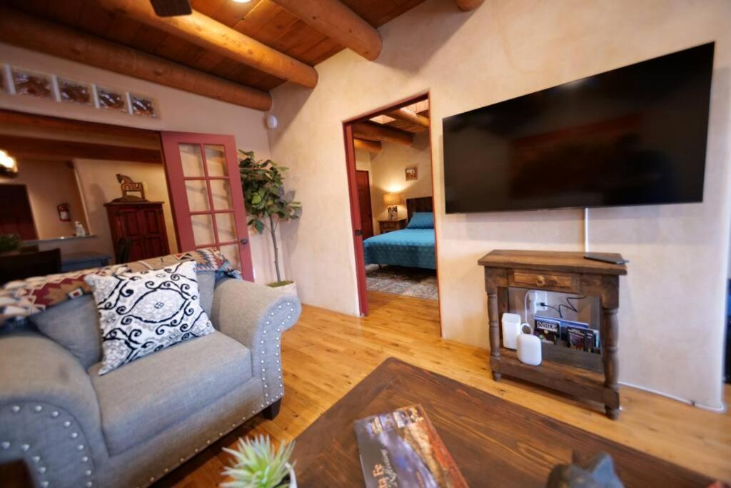 Oasis: Cozy Retreat With Hot Tub Near Town Square Apartment *