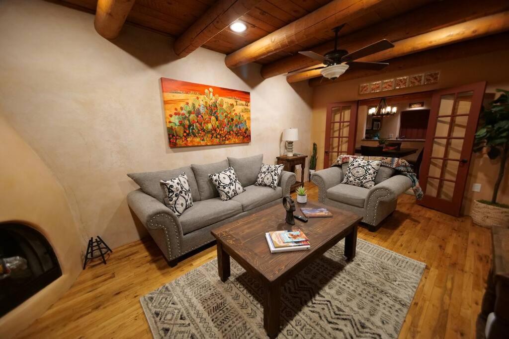 Apartment Oasis: Cozy Retreat With Hot Tub Near Town Square *