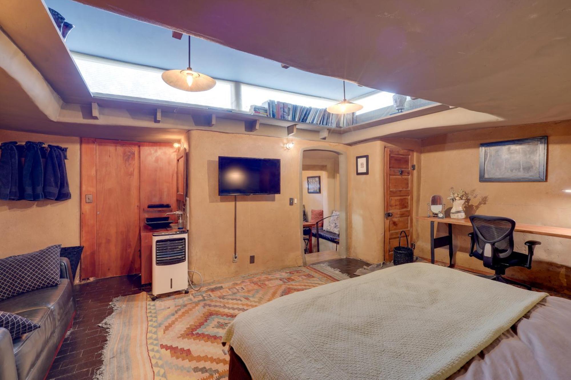 Adobe 2 Blocks To Downtown Plaza! Santa Fe